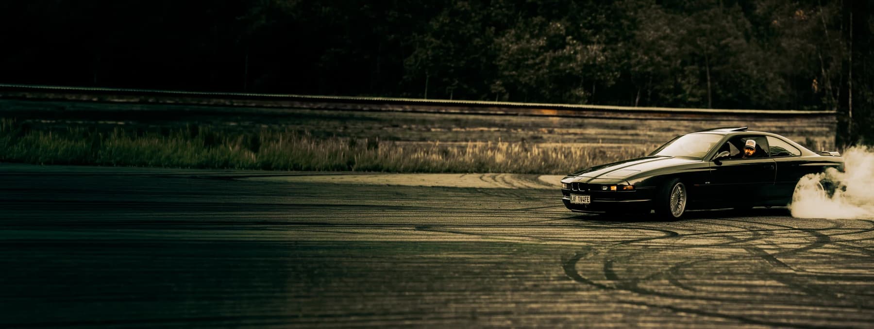 Driftující BMW z aktuální homepage Ministerstva zadního náhonu